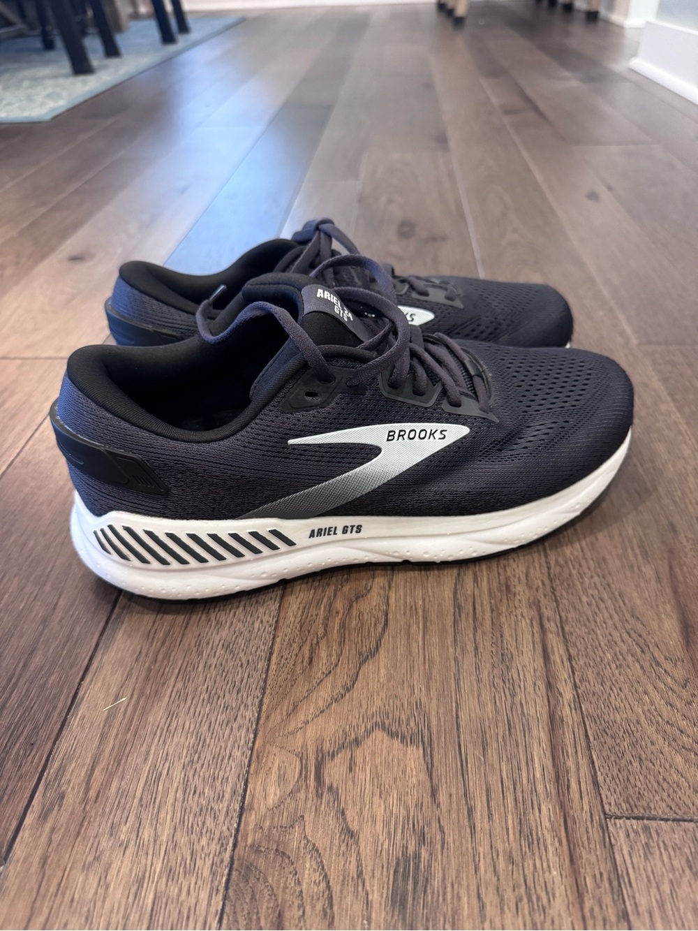 Brooks Ariel GTS women’s Running Shoes - Black/White
